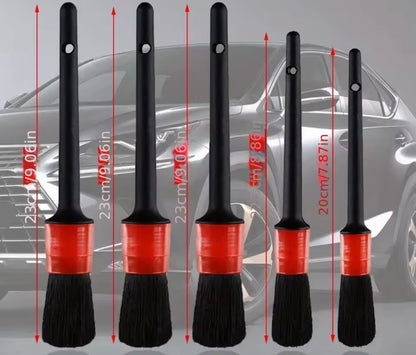 Juego de cepillos para detailing de coche.