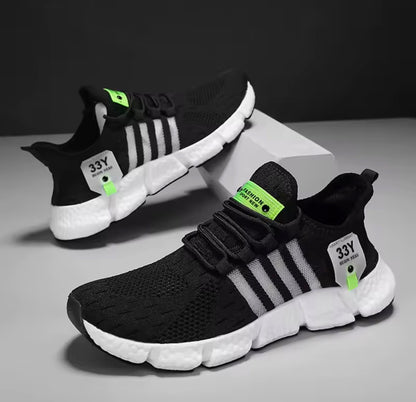 Detalle de la suela antideslizante de unas zapatillas de malla para hombre, diseñadas para uso diario y actividades al aire libre.