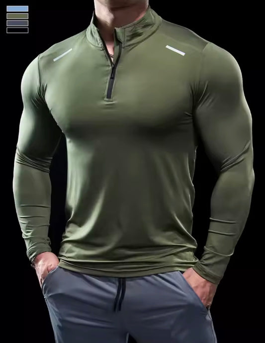Hombre usando camiseta deportiva ajustada con cremallera y cuello alto