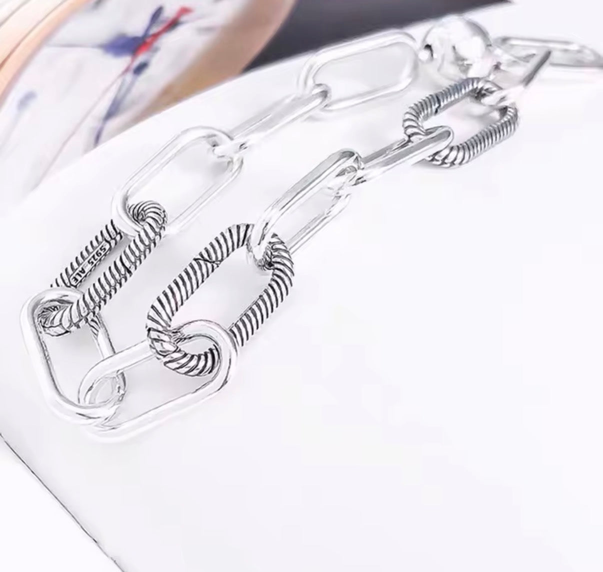 Pulsera de plata de ley 925 para mujer colocada en la muñeca con estilo elegante