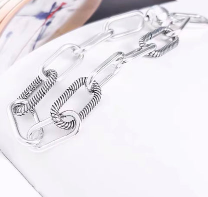 Pulsera de plata de ley 925 para mujer colocada en la muñeca con estilo elegante