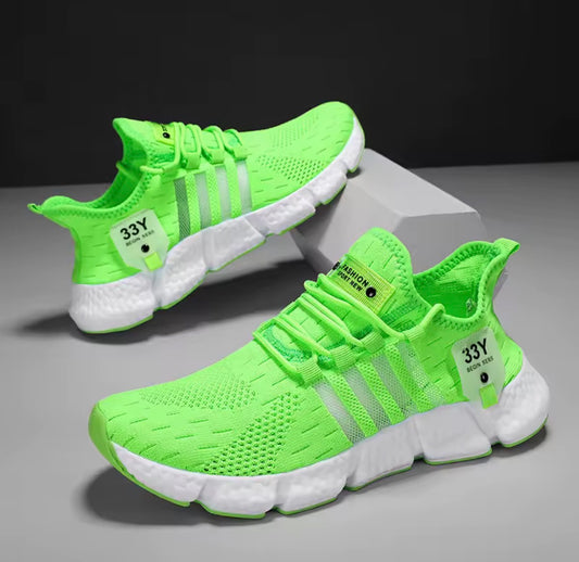 Vista lateral de unas zapatillas deportivas para hombre con suela flexible y tejido de malla ventilada.